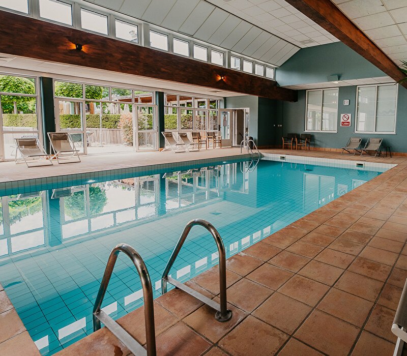 Bar, restaurant, swimming pool. All facilities under one roof!