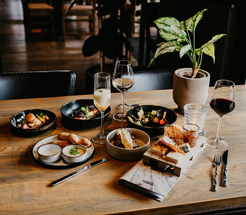 'Deining'. Exclusive dining with several courses